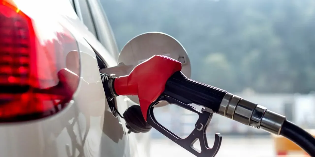 A Encruzilhada dos Combustíveis: O dilema entre Álcool e Baterias e seu impacto no futuro automotivo