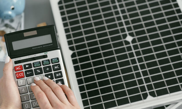 Como a economia de energia elétrica pode gerar resultados positivos para a indústria?