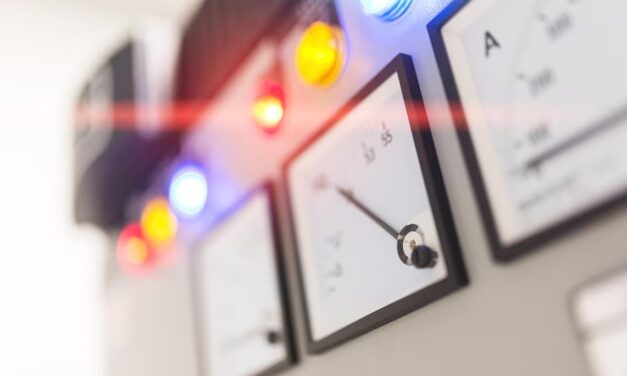 Picos de energia elétrica: como proteger a infraestrutura e evitar prejuízos nas empresas