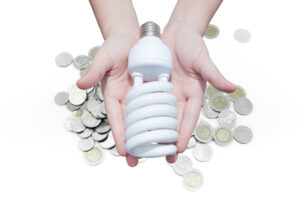 lampada de luz, em cima de moedas