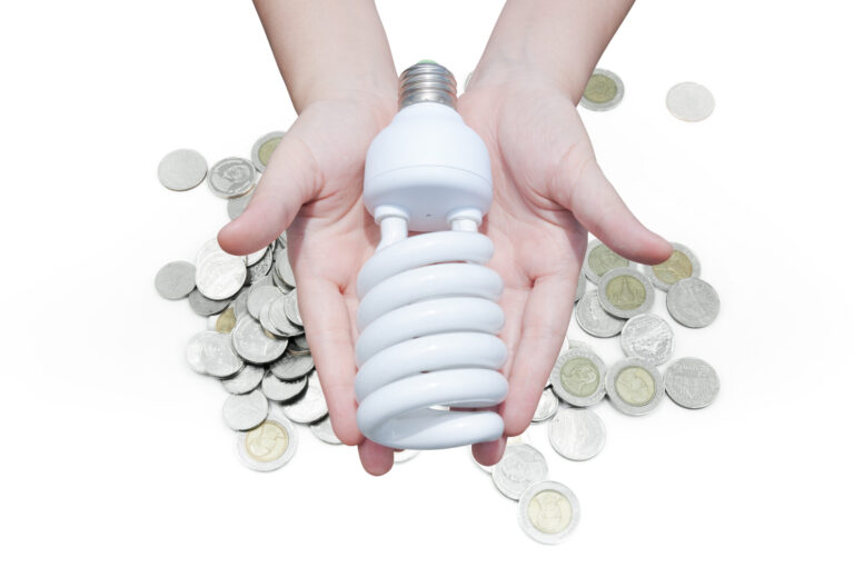 lampada de luz, em cima de moedas